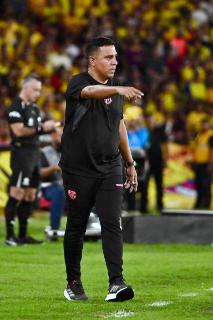 Barcelona’s Venezuelan head coach Cesar Farias gestures during the Copa Libertadores group stage football match between Ecuador's Barcelona and Brazil's Cruzeiro at the Monumental Banco Pichincha stadium in Guayaquil, Guayas province, Ecuador, on April 7, 2026. (Photo by MARCOS PIN / AFP)