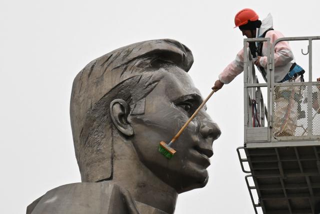 Maintenance workers clean the monument of Soviet cosmonaut Yuri Gagarin in Moscow on April 8, 2026. Sixty five years ago Soviet cosmonaut Yuri Gagarin became the first person in space, marking it a new chapter in the history of space exploration. (Photo by Igor IVANKO / AFP)