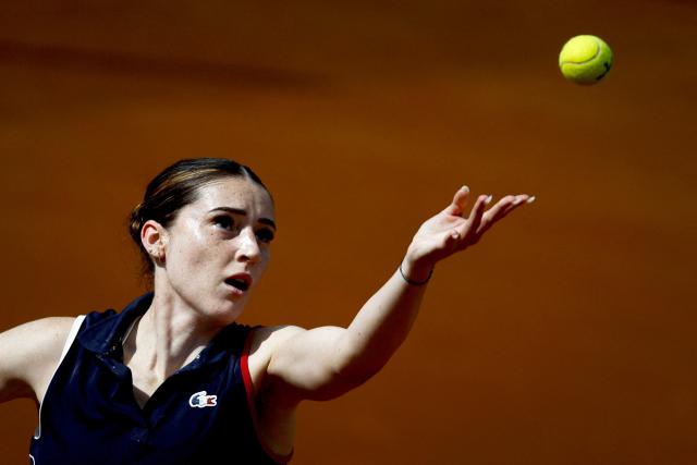 France's Elsa Jacquemot serves the ball to Norway's Malene Helgo during her Billie Jean King Cup play-offs women's singles tennis match in Oeiras, outskirts of Lisbon, on April 8, 2026. (Photo by FILIPE AMORIM / AFP)