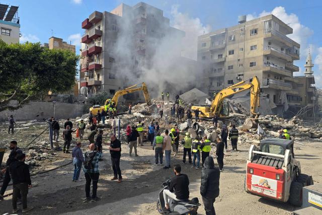 First responders rush to the site of an Israeli airstrike that targeted a building in southern Lebanese coastal city of Tyre on April 8, 2026. Israel launched a series of strikes in Beirut, causing panic among residents in the most violent attack on the capital since the start of the war with Hezbollah. Israel also hit Beirut's southern suburbs and southern Lebanon, where Hezbollah holds sway, in parallel with strikes on the east. Israel has insisted the two-week truce in its war with Iran does not apply to Lebanon. (Photo by KAWNAT HAJU / AFP)