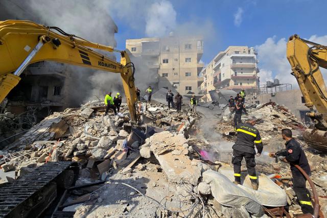 First responders rush to the site of an Israeli airstrike that targeted a building in southern Lebanese coastal city of Tyre on April 8, 2026. Israel launched a series of strikes in Beirut, causing panic among residents in the most violent attack on the capital since the start of the war with Hezbollah. Israel also hit Beirut's southern suburbs and southern Lebanon, where Hezbollah holds sway, in parallel with strikes on the east. Israel has insisted the two-week truce in its war with Iran does not apply to Lebanon. (Photo by KAWNAT HAJU / AFP)