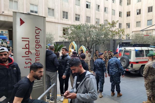 Lebanese security officials stand guard as victims are rushed to a hospital in Beirut following a series of Israeli airstrikes that targeted several areas in the Lebanese capital and its outskirts on April 8, 2026. Israel launched a series of strikes in Beirut, causing panic among residents in the most violent attack on the capital since the start of the war with Hezbollah. Israel also hit Beirut's southern suburbs and southern Lebanon, where Hezbollah holds sway, in parallel with strikes on the east. Israel has insisted the two-week truce in its war with Iran does not apply to Lebanon. (Photo by Fadel ITANI / AFP)