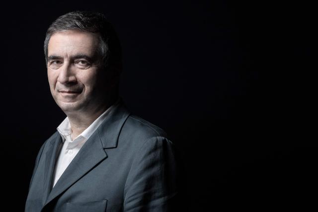 (FILES) Franco- Israeli journalist and author Dov Alfon poses during a photo session in Paris on September 22, 2020. French-Israeli journalist Dov Alfon is leaving his position as editor-in-chief of Liberation after six years in the role, the left-leaning daily announced in a statement on April 8, 2026. (Photo by JOEL SAGET / AFP)