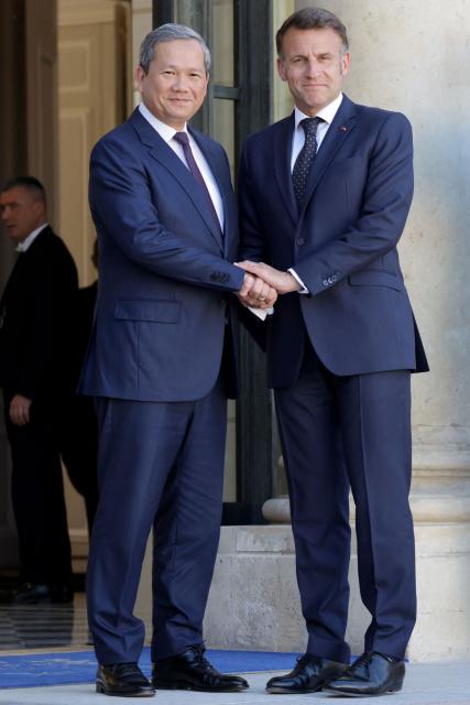 France's President Emmanuel Macron (R) welcomes Cambodia's Prime Minister Hun Manet (L) before a meeting at The Elysee Presidential Palace in Paris on April 8, 2026. (Photo by Ludovic MARIN / AFP)