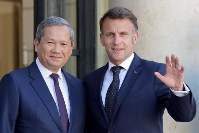 France's President Emmanuel Macron (R) welcomes Cambodia's Prime Minister Hun Manet (L) before a meeting at The Elysee Presidential Palace in Paris on April 8, 2026. (Photo by Ludovic MARIN / AFP)