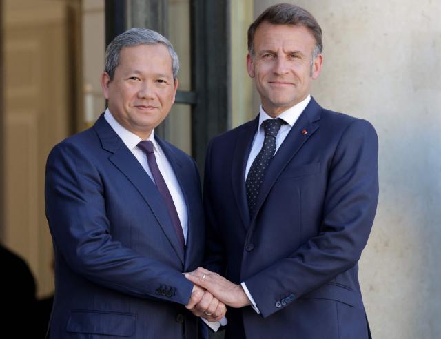 France's President Emmanuel Macron (R) welcomes Cambodia's Prime Minister Hun Manet (L) before a meeting at The Elysee Presidential Palace in Paris on April 8, 2026. (Photo by Ludovic MARIN / AFP)