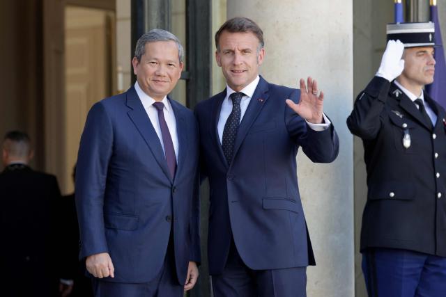 France's President Emmanuel Macron (R) welcomes Cambodia's Prime Minister Hun Manet (L) before a meeting at The Elysee Presidential Palace in Paris on April 8, 2026. (Photo by Ludovic MARIN / AFP)