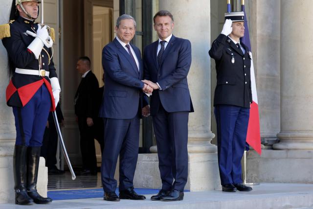 France's President Emmanuel Macron (R) welcomes Cambodia's Prime Minister Hun Manet (L) before a meeting at The Elysee Presidential Palace in Paris on April 8, 2026. (Photo by Ludovic MARIN / AFP)
