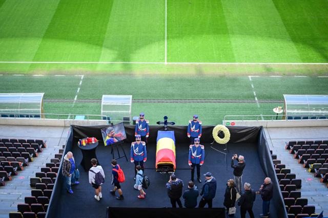 Honor guard soldiers stand next to the coffin of Romanian football legend Mircea Lucescu as it is laid in state at the National Arena in Bucharest, Romania, April 8, 2026. Fans and figures from the sporting world gathered at the country's largest stadium to pay their final respects to the former national team coach and one of the most decorated managers in history, who passed away on April 7, 2026, at the age of 80. (Photo by Daniel MIHAILESCU / AFP)
