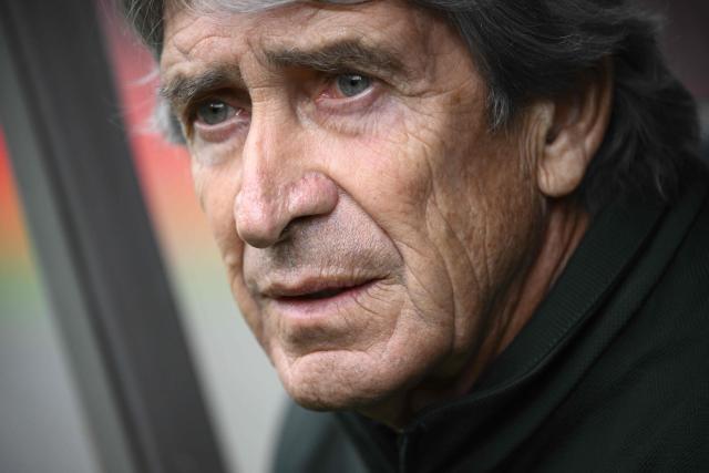 Real Betis' Chilean coach Manuel Pellegrini looks on during the UEFA Europa League quarter final first leg football match between SC Braga and Real Betis at Municipal stadium of Braga, on April 8, 2026. (Photo by Miguel RIOPA / AFP)