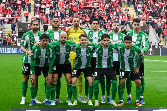 Betis players pose before the start of the UEFA Europa League quarter final first leg football match between SC Braga and Real Betis at Municipal stadium of Braga, on April 8, 2026. (Photo by Miguel RIOPA / AFP)