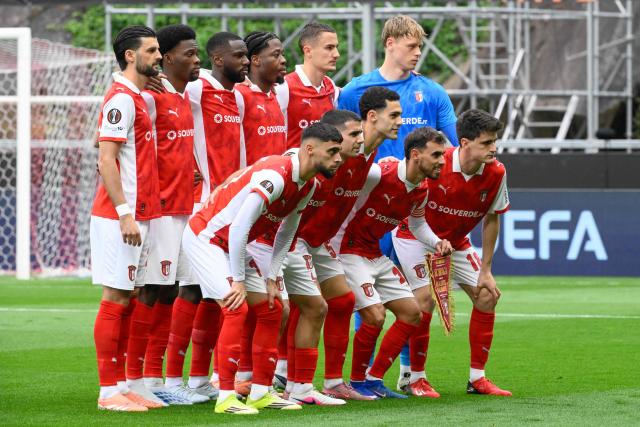 SC Braga players pose before the start of the UEFA Europa League quarter final first leg football match between SC Braga and Real Betis at Municipal stadium of Braga, on April 8, 2026. (Photo by Miguel RIOPA / AFP)