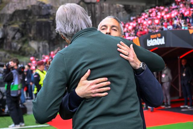 Real Betis' Chilean coach Manuel Pellegrini (L) greets Sporting Braga's Spanish coach Carlos Vicens before the UEFA Europa League quarter final first leg football match between SC Braga and Real Betis at Municipal stadium of Braga, on April 8, 2026. (Photo by Miguel RIOPA / AFP)
