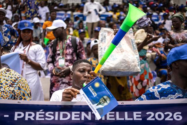 A supporter holding a flag of presidential candidate Romuald Wadagni uses a vuvuzela during a campaign rally in Lokossa on April 8, 2026 ahead of Benin`s presidential election scheduled for April 12, 2026. (Photo by OLYMPIA DE MAISMONT / AFP)