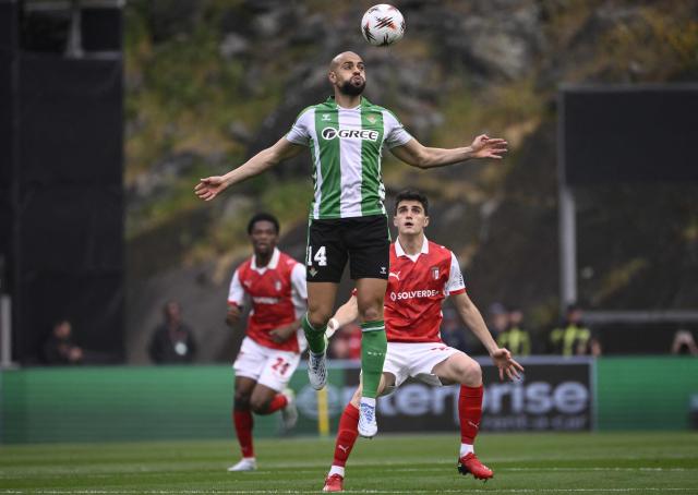 Real Betis' Moroccan midfielder #14 Sofyan Amrabat heads the ball next to Sporting Braga's Spanish forward #18 Pau Victor Delgado (R) during the UEFA Europa League quarter final first leg football match between SC Braga and Real Betis at Municipal stadium of Braga, on April 8, 2026. (Photo by Miguel RIOPA / AFP)