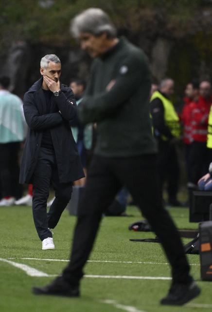 Sporting Braga's Spanish coach Carlos Vicens and Real Betis' Chilean coach Manuel Pellegrini gesture on the touchline during the UEFA Europa League quarter final first leg football match between SC Braga and Real Betis at Municipal stadium of Braga, on April 8, 2026. (Photo by Miguel RIOPA / AFP)
