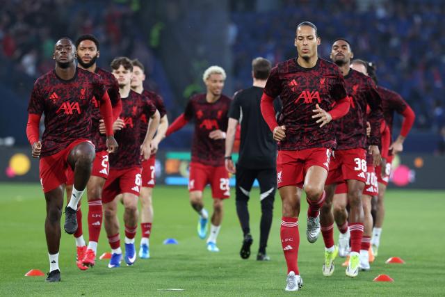 Liverpool's French defender #05 Ibrahima Konate (L) and Liverpool's Dutch defender #04 Virgil van Dijk (R) warm up prior to the UEFA Champions League quarter-final first leg football match between Paris Saint-Germain (PSG) and Liverpool FC at the Parc des Princes stadium in Paris on April 8, 2026. (Photo by FRANCK FIFE / AFP)