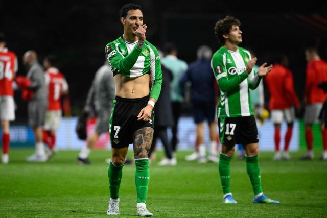 Real Betis' Brazilian forward #07 Antony (L) reacts after the UEFA Europa League quarter final first leg football match between SC Braga and Real Betis at Municipal stadium of Braga, on April 8, 2026. The match ended in a 1-1 draw. (Photo by Miguel RIOPA / AFP)