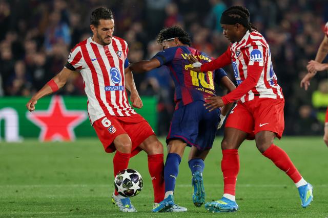 Atletico Madrid's Spanish midfielder #06 Koke (L) and Atletico Madrid's English forward #22 Ademola Lookman vie for the ball with Barcelona's Spanish forward #10 Lamine Yamal during the UEFA Champions League quarter final first leg football match between FC Barcelona and Club Atletico de Madrid at Camp Nou Stadium in Barcelona on April 8, 2026. (Photo by Lluis GENE / AFP)