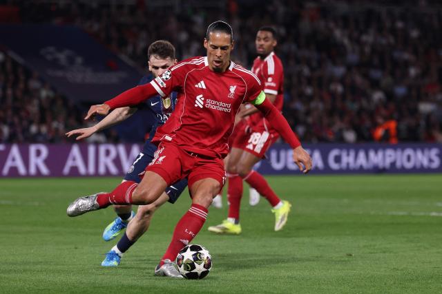 Liverpool's Dutch defender #04 Virgil van Dijk (R) fights for the ball with Paris Saint-Germain's Georgian forward #07 Khvicha Kvaratskhelia  during the UEFA Champions League quarter-final first leg football match between Paris Saint-Germain (PSG) and Liverpool FC at the Parc des Princes stadium in Paris on April 8, 2026. (Photo by FRANCK FIFE / AFP)
