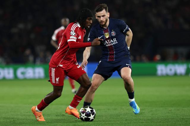 Liverpool's Dutch defender #30 Jeremie Frimpong (L) fights for the ball with Paris Saint-Germain's Georgian forward #07 Khvicha Kvaratskhelia during the UEFA Champions League quarter-final first leg football match between Paris Saint-Germain (PSG) and Liverpool FC at the Parc des Princes stadium in Paris on April 8, 2026. (Photo by Anne-Christine POUJOULAT / AFP)