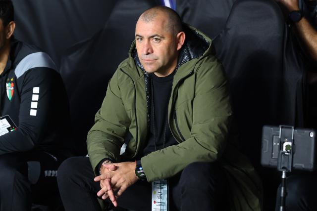 Palestino's head coach Cristian Munoz gestures before the Copa Sudamericana group stage football match between Argentina's Deportivo Riestra and Chile's Palestino at the Pedro Bidegain stadium in Buenos Aires on April 8, 2026. (Photo by ALEJANDRO PAGNI / AFP)