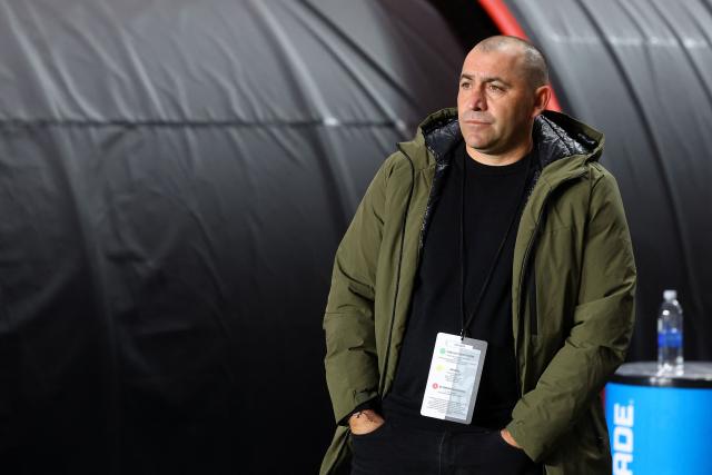 Palestino's head coach Cristian Munoz gestures before the Copa Sudamericana group stage football match between Argentina's Deportivo Riestra and Chile's Palestino at the Pedro Bidegain stadium in Buenos Aires on April 8, 2026. (Photo by ALEJANDRO PAGNI / AFP)