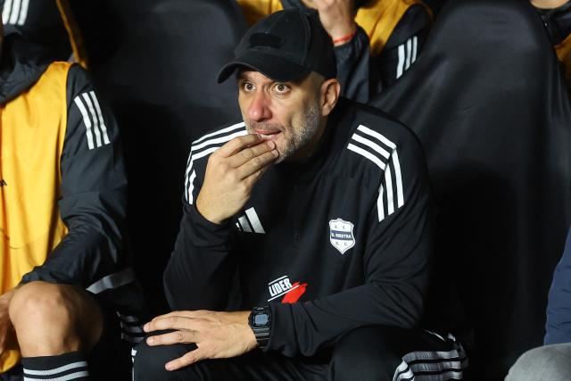 Deportivo Riestra's head coach Guillermo Duro gestures before the Copa Sudamericana group stage football match between Argentina's Deportivo Riestra and Chile's Palestino at the Pedro Bidegain stadium in Buenos Aires on April 8, 2026. (Photo by ALEJANDRO PAGNI / AFP)