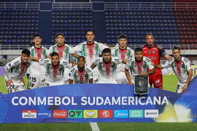 Palestino players pose before the Copa Sudamericana group stage football match between Argentina's Deportivo Riestra and Chile's Palestino at the Pedro Bidegain stadium in Buenos Aires on April 8, 2026. (Photo by ALEJANDRO PAGNI / AFP)