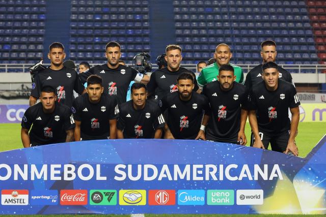 Deportivo Riestra players pose before the Copa Sudamericana group stage football match between Argentina's Deportivo Riestra and Chile's Palestino at the Pedro Bidegain stadium in Buenos Aires on April 8, 2026. (Photo by ALEJANDRO PAGNI / AFP)
