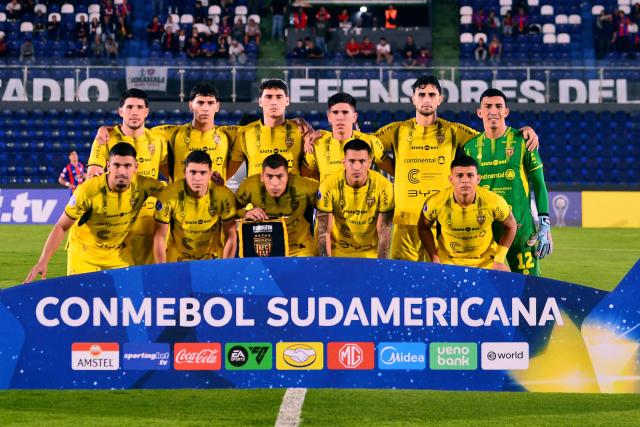 Deportivo Recoleta players pose before the Copa Sudamericana group stage football match between Paraguay's Deportivo Recoleta and Argentina's San Lorenzo at the Defensores del Chaco stadium in Asuncion on April 8, 2026. (Photo by Daniel Duarte / AFP)
