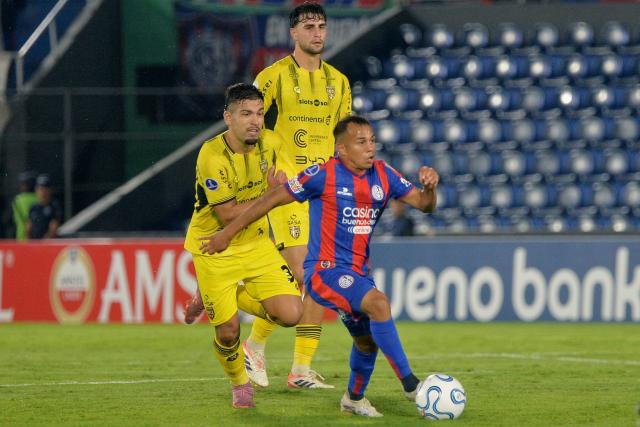 Recoleta's midfielder #38 Alexander Franco and San Lorenzo's forward #28 Nahuel Barrios fight for the ball during the Copa Sudamericana group stage football match between Paraguay's Deportivo Recoleta and Argentina's San Lorenzo at the Defensores del Chaco stadium in Asuncion on April 8, 2026. (Photo by Daniel Duarte / AFP)