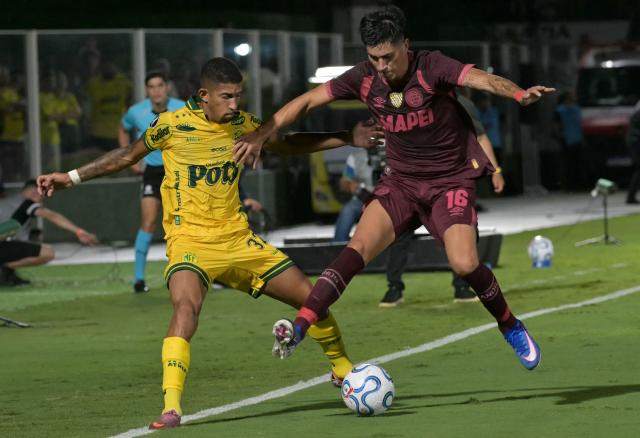 Mirassol's defender #32 Igor Formiga and Lanus' Chilean midfielder #16 Matias Sepulveda fight for the ball during the Copa Libertadores group stage football match between Brazil's Mirassol and Argentina's Lanus at the Jose Maria de Campos Maia stadium in Mirassol, state of Sao Paulo, Brazil, on April 8, 2026. (Photo by NELSON ALMEIDA / AFP)