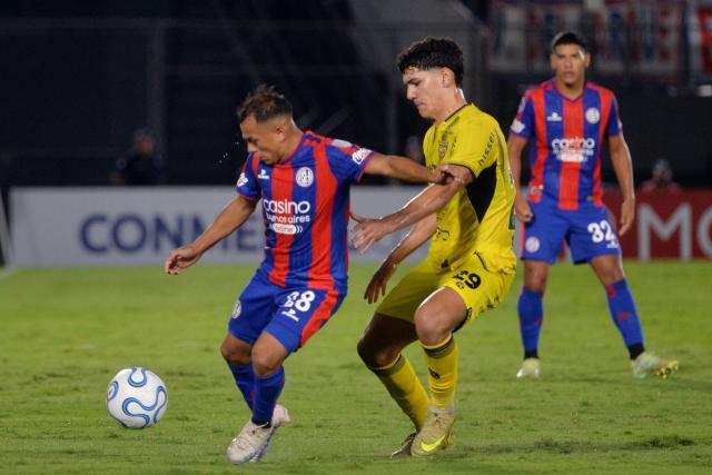San Lorenzo's forward #28 Nahuel Barrios and Recoleta's forward #29 Allan Wlk fight for the ball during the Copa Sudamericana group stage football match between Paraguay's Deportivo Recoleta and Argentina's San Lorenzo at the Defensores del Chaco stadium in Asuncion on April 8, 2026. (Photo by Daniel Duarte / AFP)