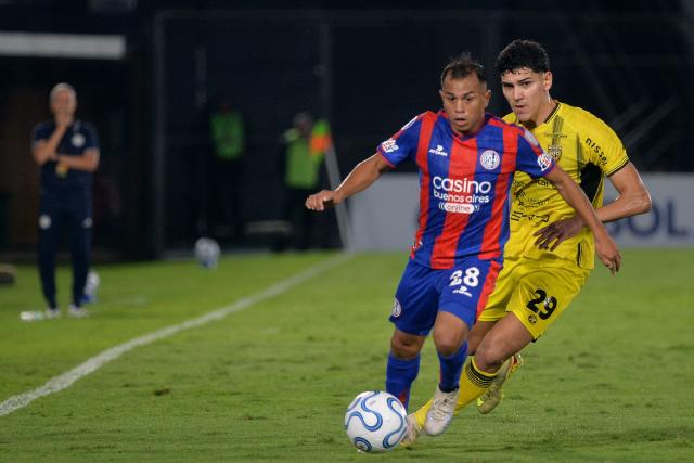 San Lorenzo's forward #28 Nahuel Barrios and Recoleta's forward #29 Allan Wlk fight for the ball during the Copa Sudamericana group stage football match between Paraguay's Deportivo Recoleta and Argentina's San Lorenzo at the Defensores del Chaco stadium in Asuncion on April 8, 2026. (Photo by Daniel Duarte / AFP)
