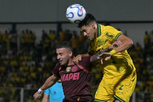 Lanus' midfielder #23 Ramiro Carrera (L) and Mirassol's defender #02 Lucas Oliveira jump to head the ball during the Copa Libertadores group stage football match between Brazil's Mirassol and Argentina's Lanus at the Jose Maria de Campos Maia stadium in Mirassol, state of Sao Paulo, Brazil, on April 8, 2026. (Photo by NELSON ALMEIDA / AFP)