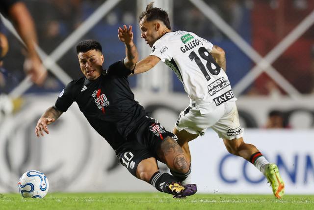 Deportivo Riestra's forward #10 Alexander Diaz and Palestino's Uruguayan forward #18 Sebastian Gallegos fight for the ball during the Copa Sudamericana group stage football match between Argentina's Deportivo Riestra and Chile's Palestino at the Pedro Bidegain stadium in Buenos Aires on April 8, 2026. (Photo by ALEJANDRO PAGNI / AFP)
