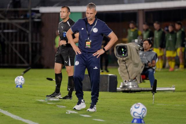 San Lorenzo's head coach Gustavo Alvarez gestures during the Copa Sudamericana group stage football match between Paraguay's Deportivo Recoleta and Argentina's San Lorenzo at the Defensores del Chaco stadium in Asuncion on April 8, 2026. (Photo by Daniel Duarte / AFP)