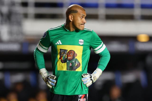 Deportivo Riestra's goalkeeper #01 Ignacio Arce gestures during the Copa Sudamericana group stage football match between Argentina's Deportivo Riestra and Chile's Palestino at the Pedro Bidegain stadium in Buenos Aires on April 8, 2026. (Photo by ALEJANDRO PAGNI / AFP)