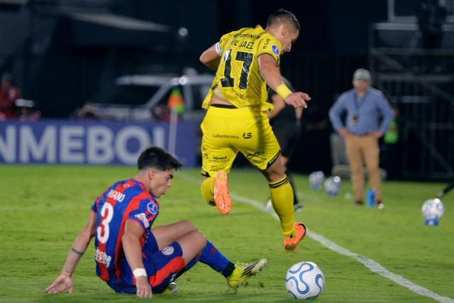 San Lorenzo's defender #03 Teo Rodriguez Pagano and Recoleta's forward #17 Wilfrido Baez fight for the ball during the Copa Sudamericana group stage football match between Paraguay's Deportivo Recoleta and Argentina's San Lorenzo at the Defensores del Chaco stadium in Asuncion on April 8, 2026. (Photo by Daniel Duarte / AFP)