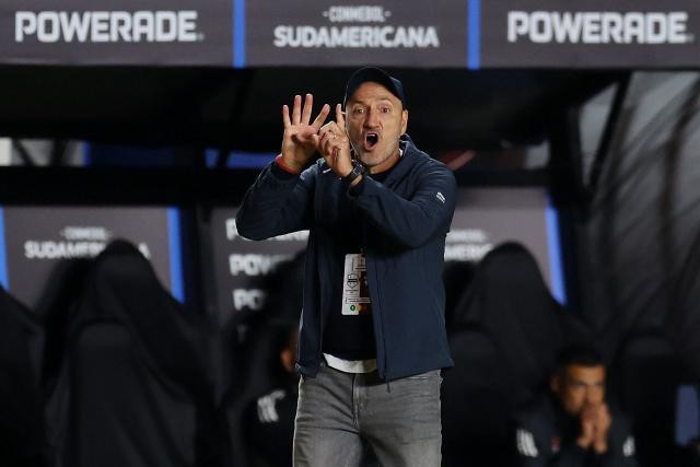 Deportivo Riestra's head coach Guillermo Duro gestures during the Copa Sudamericana group stage football match between Argentina's Deportivo Riestra and Chile's Palestino at the Pedro Bidegain stadium in Buenos Aires on April 8, 2026. (Photo by ALEJANDRO PAGNI / AFP)