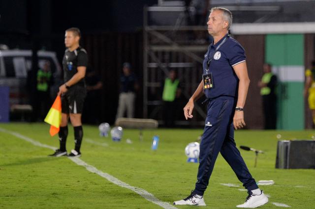 San Lorenzo's head coach Gustavo Alvarez looks on during the Copa Sudamericana group stage football match between Paraguay's Deportivo Recoleta and Argentina's San Lorenzo at the Defensores del Chaco stadium in Asuncion on April 8, 2026. (Photo by Daniel Duarte / AFP)
