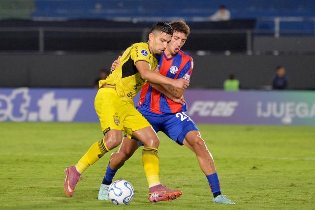 Recoleta's midfielder #38 Alexander Franco (L) and San Lorenzo's midfielder #26 Gonzalo Abrego (R) fight for the ball during the Copa Sudamericana group stage football match between Paraguay's Deportivo Recoleta and Argentina's San Lorenzo at the Defensores del Chaco stadium in Asuncion on April 8, 2026. (Photo by Daniel Duarte / AFP)