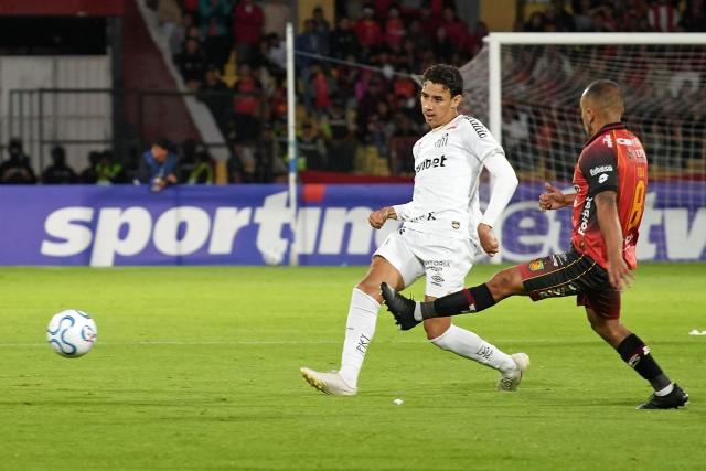 Santos' midfielder #07 Robinho Junior (L) and Deportivo Cuenca's Argentine forward #07 Lucas Mancinelli fight for the ball during the Copa Sudamericana group stage football match between Ecuador's Deportivo Cuenca and Brazil's Santos at the Alejandro Serrano Aguilar stadium in Cuenca, Ecuador, on April 8, 2026. (Photo by Fernando MACHADO / AFP)