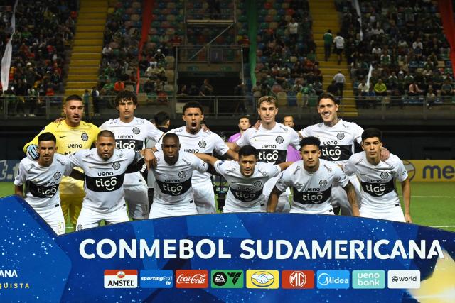 Players of Olimpia pose for a picture ahead of the Copa Sudamericana group stage football match between Chile's Audax Italiano and Paraguay's Olimpia at the Bicentenario de la Florida stadium in Santiago on April 8, 2026. (Photo by RODRIGO ARANGUA / AFP)