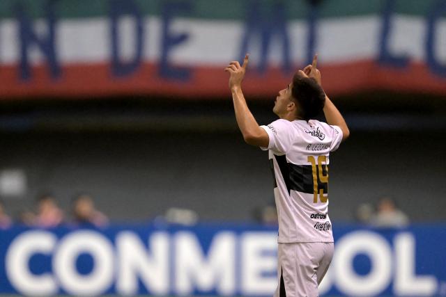 Olimpia's midfielder #19 Ruben Lezcano celebrates scoring the opening goal during the Copa Sudamericana group stage football match between Chile's Audax Italiano and Paraguay's Olimpia at the Bicentenario de la Florida stadium in Santiago on April 8, 2026. (Photo by Rodrigo ARANGUA / AFP)