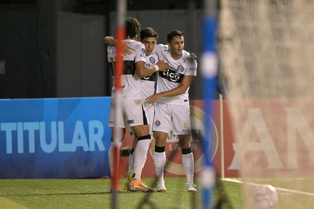 Olimpia's midfielder #19 Ruben Lezcano (C) celebrates with teammates scoring the opening goal during the Copa Sudamericana group stage football match between Chile's Audax Italiano and Paraguay's Olimpia at the Bicentenario de la Florida stadium in Santiago on April 8, 2026. (Photo by Rodrigo ARANGUA / AFP)