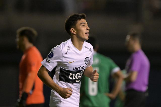 Olimpia's midfielder #19 Ruben Lezcano celebrates scoring the opening goal during the Copa Sudamericana group stage football match between Chile's Audax Italiano and Paraguay's Olimpia at the Bicentenario de la Florida stadium in Santiago on April 8, 2026. (Photo by Rodrigo ARANGUA / AFP)