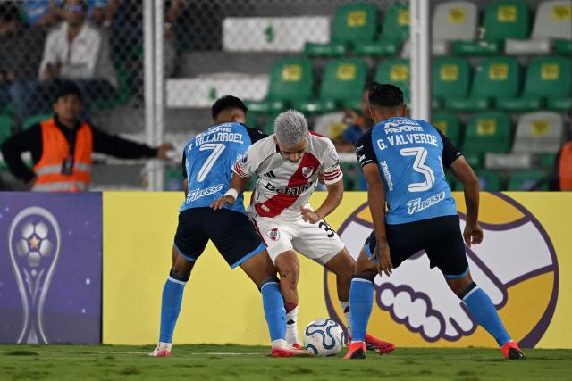 Blooming's forward #07 Miguel Villarroel, River Plate's forward #38 Ian Subiabre and Blooming's defender #03 Juan Valverde fight for the ball during the Copa Sudamericana group stage football match between Bolivia's Blooming and Argentina's River Plate at the Ramon Aguilera Costas stadium in Santa Cruz de la Sierra, Bolivia, on April 8, 2026. (Photo by AIZAR RALDES / AFP)