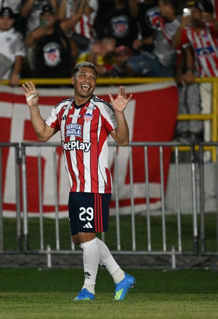 Junior's forward #29 Teofilo Gutierrez celebrates after scoring the team's first goal during the Copa Libertadores group stage football match between Colombia's Junior and Brazil's Palmeiras at the Olimpico Jaime Moron Leon stadium in Cartagena, Bolivar department, Colombia, on April 8, 2026. (Photo by Luis ACOSTA / AFP)
